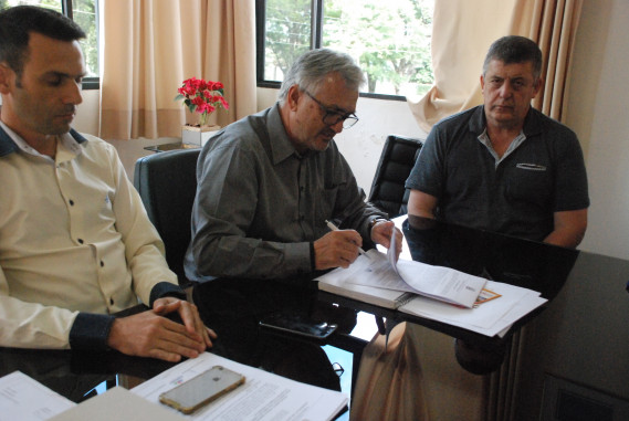 Prefeito assina contrato e ordem de serviço para obra de calçamento