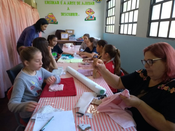 CEPIB ministra aulas de artesanato para alunos da rede municipal