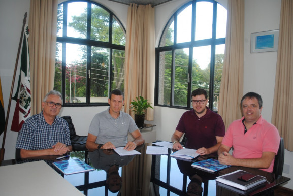 Prefeito assina termo aditivo que prevê repasse de 156 mil para o hospital em 2019