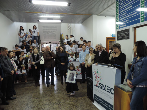 EMEI Maria Schuster recebe homenagem em ato no Centro Administrativo 