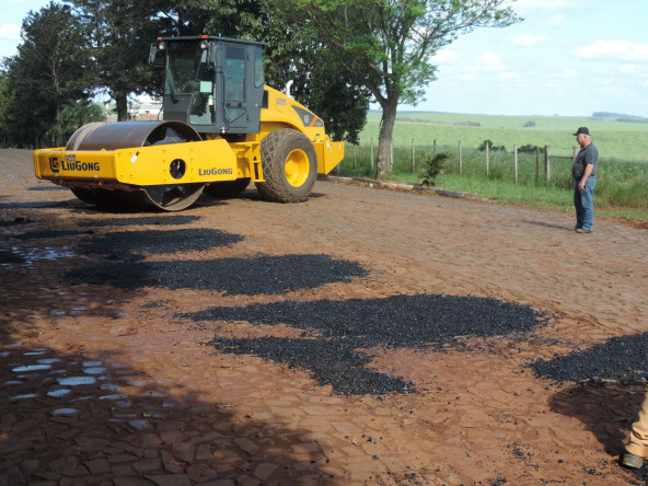 Administração faz operação tapa buracos em rua de acesso ao Parque de Exposições.