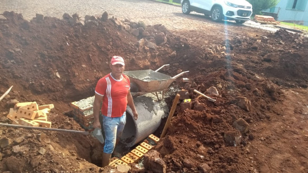 Rede de escoamento pluvial é substituída na rua Padre José