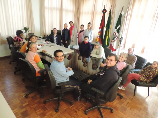 Prefeito em exercício recebe visita de integrantes da Apae