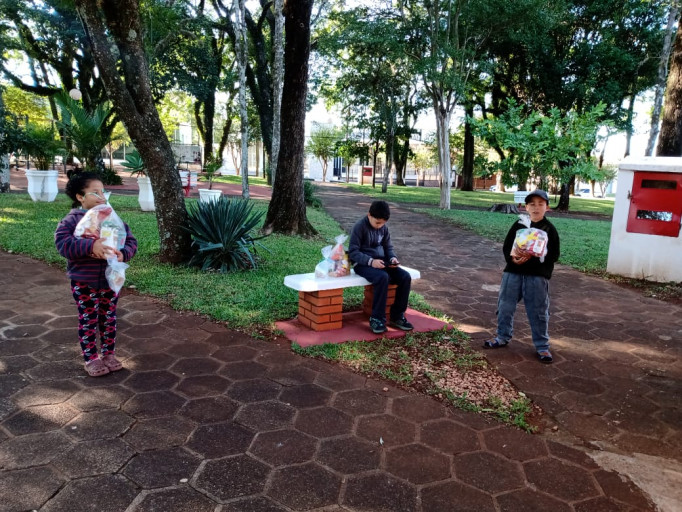 Administração entrega kits de Páscoa para integrantes do projeto Criança Esperança