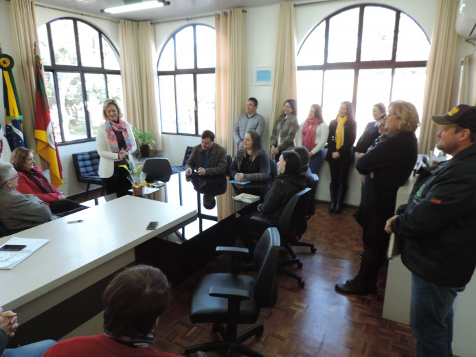 Prefeito empossa nova secretária de educação