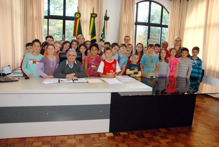 ALUNOS VISITAM O CENTRO ADMINISTRATIVO