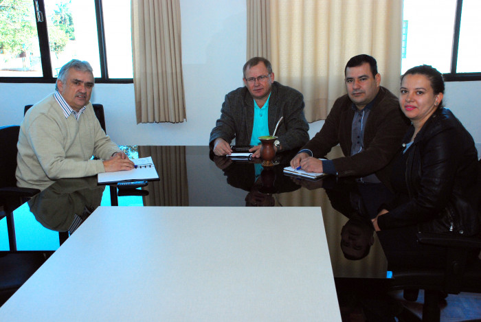 PREFEITO RECEBE A VISITA DOS REPRESENTANTES DA CORSAN