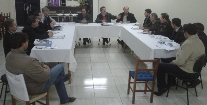 PREFEITO EDUARDO PARTICIPA DA REUNIÃO MENSAL DA AMUPLAM