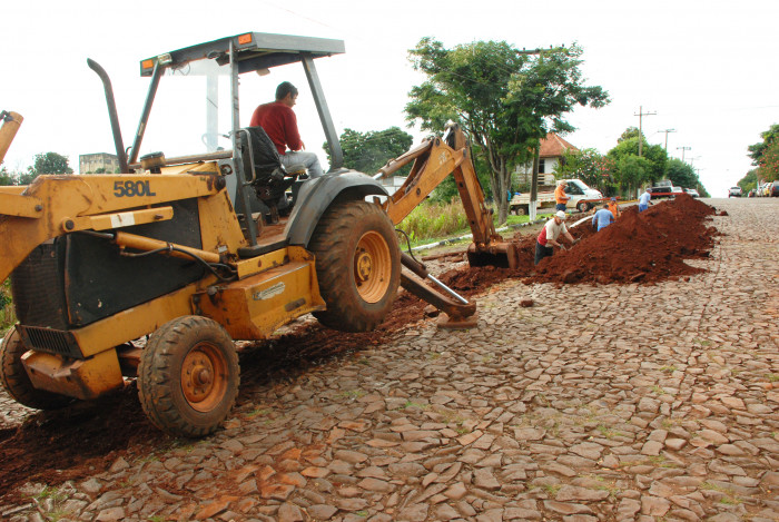 Prefeitura realiza substituição de canos da rede de água nas Ruas Getúlio Vargas e Alcides Frederico Linassi