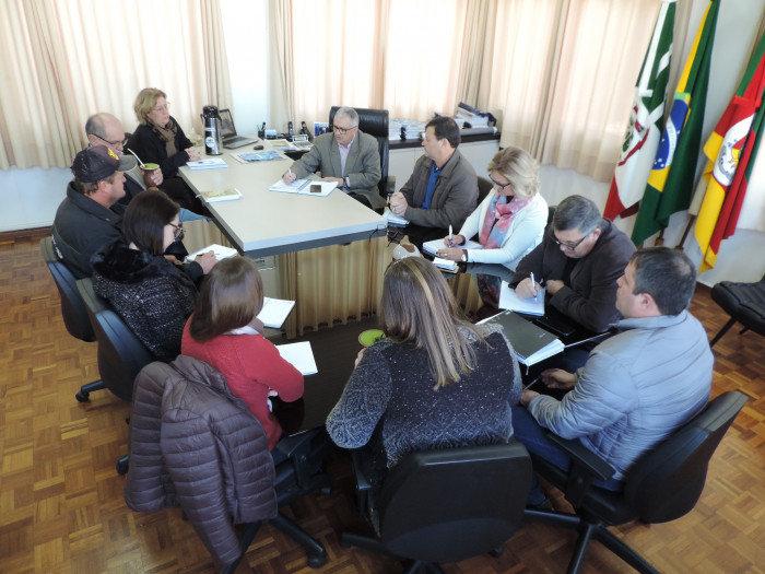 Prefeito anuncia pagamento de antecipação do 13º aos servidores