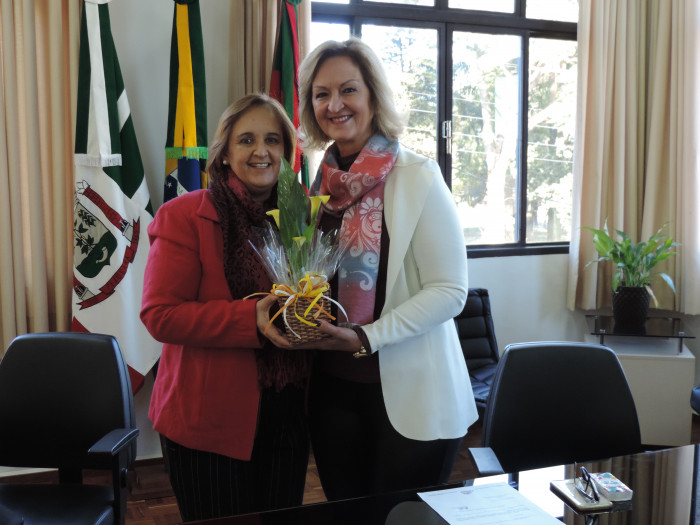 Prefeito empossa nova secretária de educação