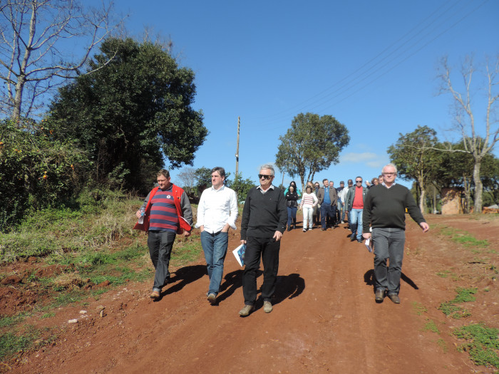 Comitiva visita obras que estão sendo realizadas em Pejuçara.