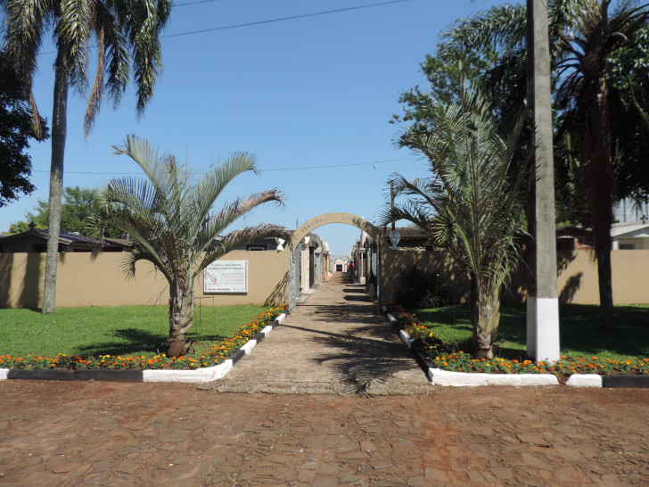 Servidores atuam na limpeza do Cemitério Municipal devido ao dia de Finados