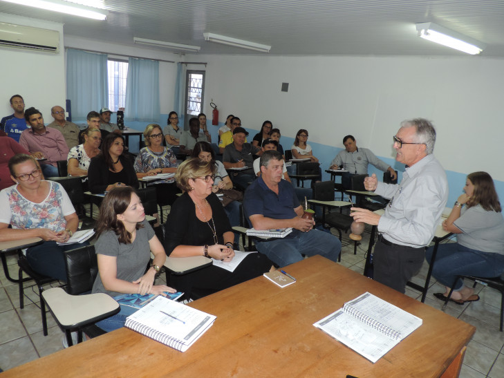 Administração reúne responsáveis pelas compras para explicar Instrução Normativa