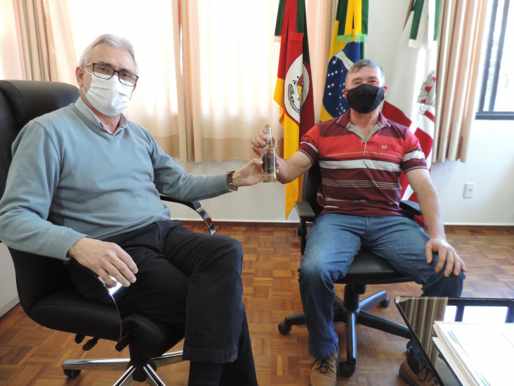 Empresários apresentam projeto para implantação de Cachaçaria ao Prefeito Buzzatti