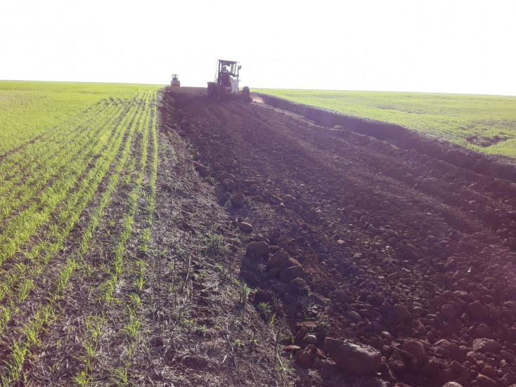Secretaria de Obras trabalha na revitalização de estradas do interior