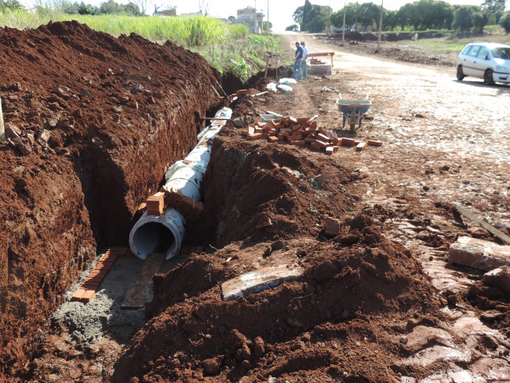 Clima propicia aceleração de obra infra estrutural na rua José Daronco