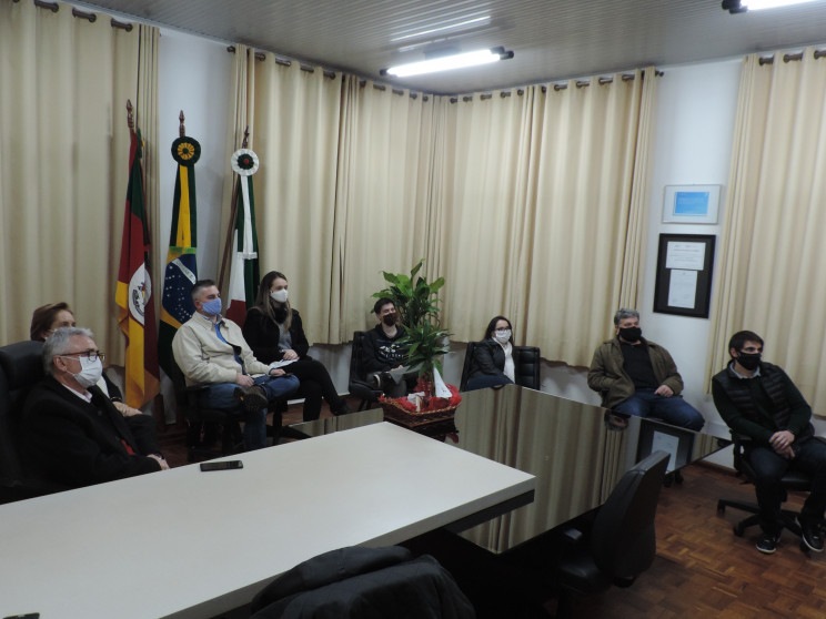 Prefeito Buzzatti é empossado vice-presidente da Famurs