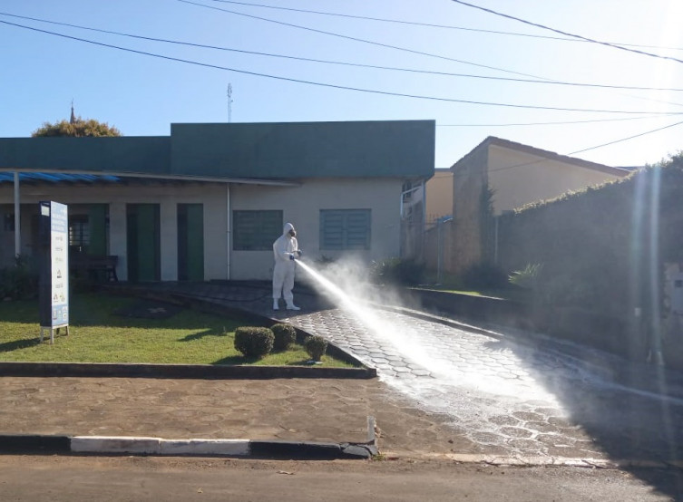 Em ação preventiva, trabalho de sanitização é feito em locais de maior circulação de pessoas