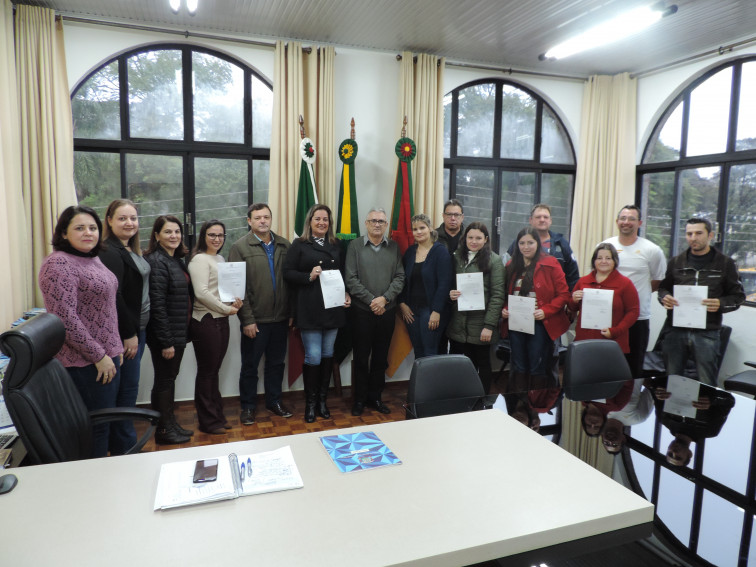Prefeito dá posse a novos servidores públicos