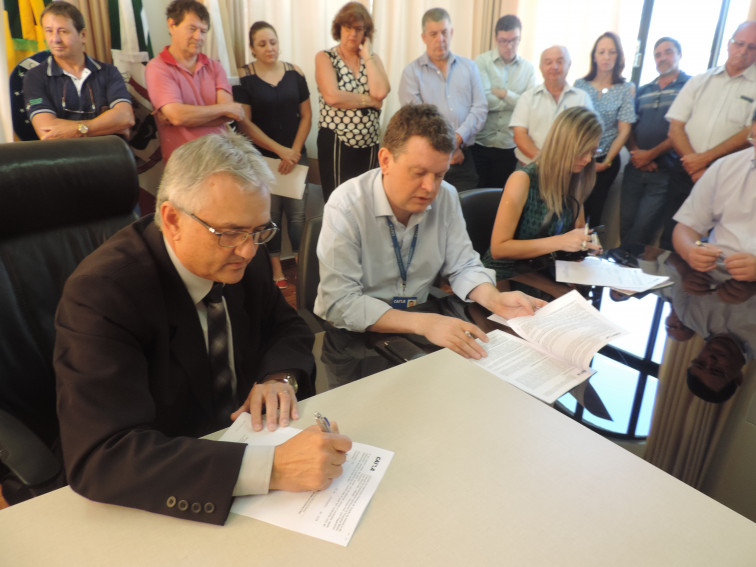 ADMINISTRAÇÃO MUNICIPAL ASSINA CONTRATO DO PROGRAMA MINHA CASA MINHA VIDA.