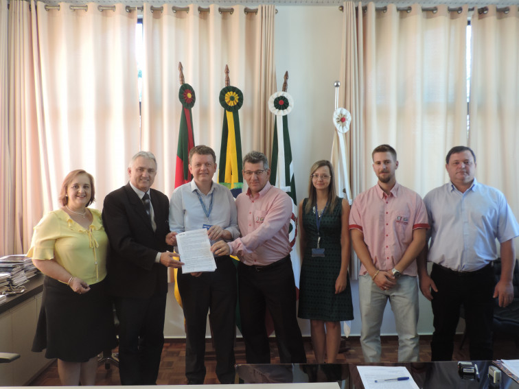 ADMINISTRAÇÃO MUNICIPAL ASSINA CONTRATO DO PROGRAMA MINHA CASA MINHA VIDA.