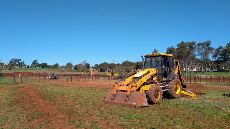 Administração atua no embelezamento de vias urbanas
