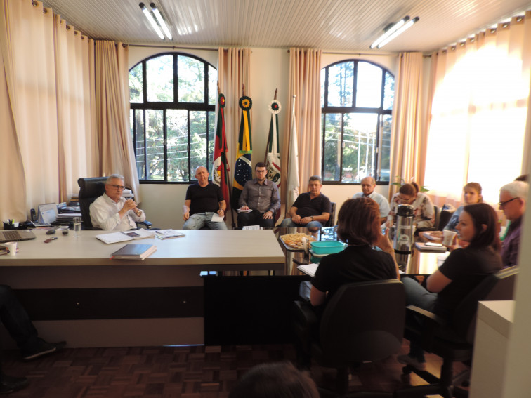 Reunião define por retomada das atividades em Pejuçara