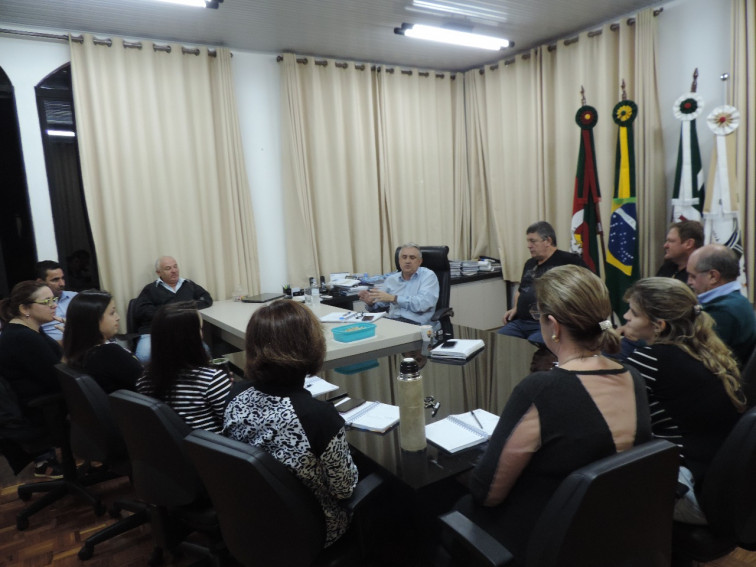 Reunião define por suspensão parcial de serviços em Pejuçara