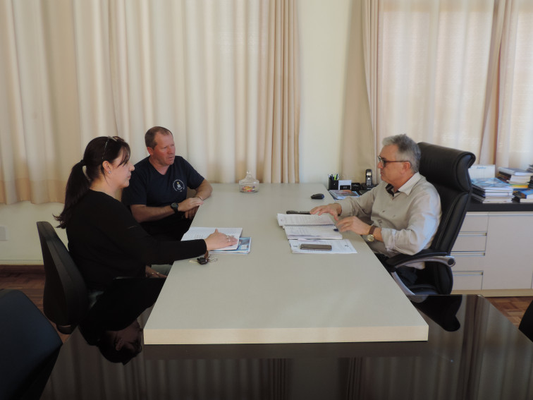 Prefeito recebe integrantes do Conselho Municipal Educação