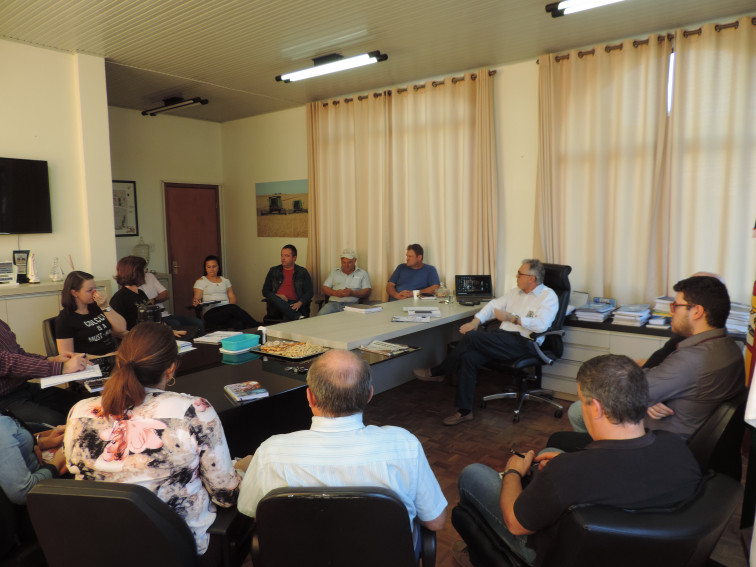 Reunião define por retomada das atividades em Pejuçara