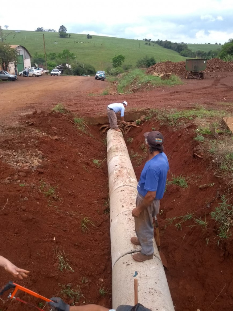 Administração recupera bueiro prejudicado pela erosão