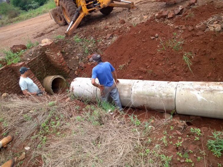 Administração recupera bueiro prejudicado pela erosão