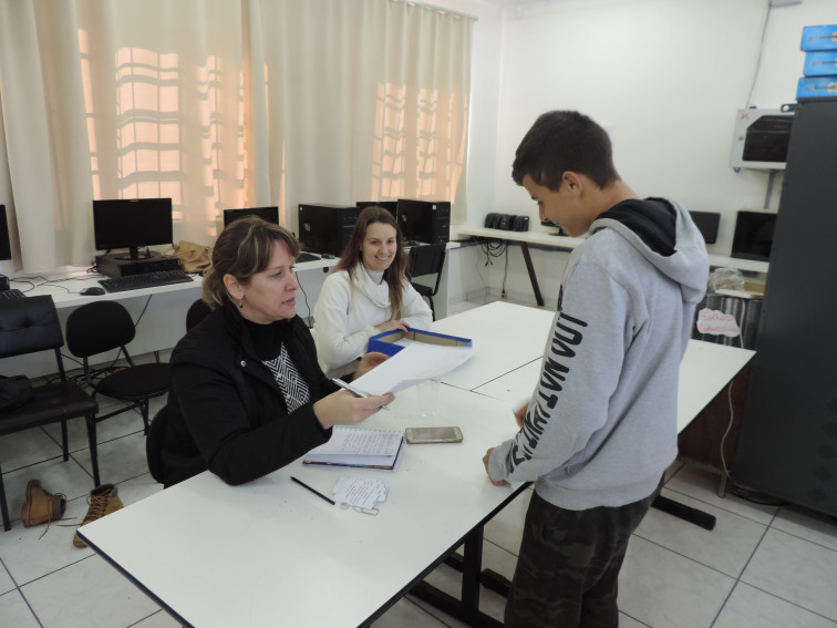 Ações do programa Saúde na Escola beneficiam alunos do colégio Ângelo Furian