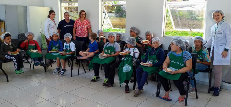 Usuários dos serviços do SCFV participam de oficina sobre alimentação saudável