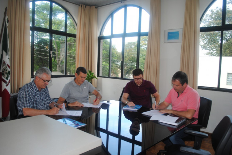 Prefeito assina termo aditivo que prevê repasse de 156 mil para o hospital em 2019