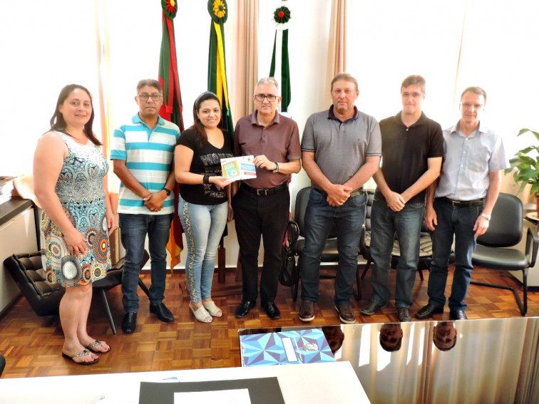 Prefeito recebe integrantes dos projetos Câmara Jovem e Vereador por um Mês