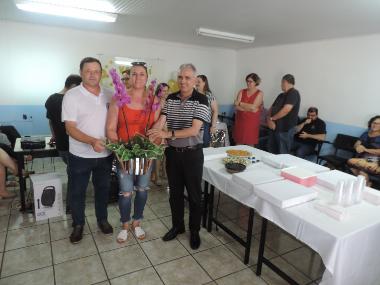 Prefeito anuncia liberação de verba de 1,3 milhão em confraternização com servidores