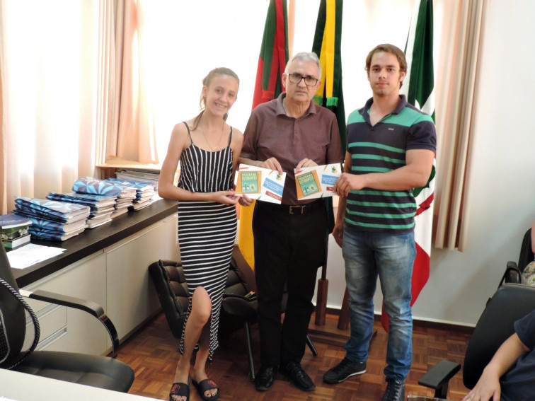 Prefeito recebe integrantes dos projetos Câmara Jovem e Vereador por um Mês