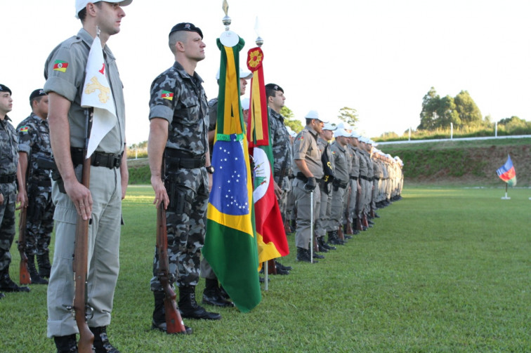 Prefeito Buzzatti prestigia passagem de comando no 16º Batalhão de Policia Militar em Cruz Alta