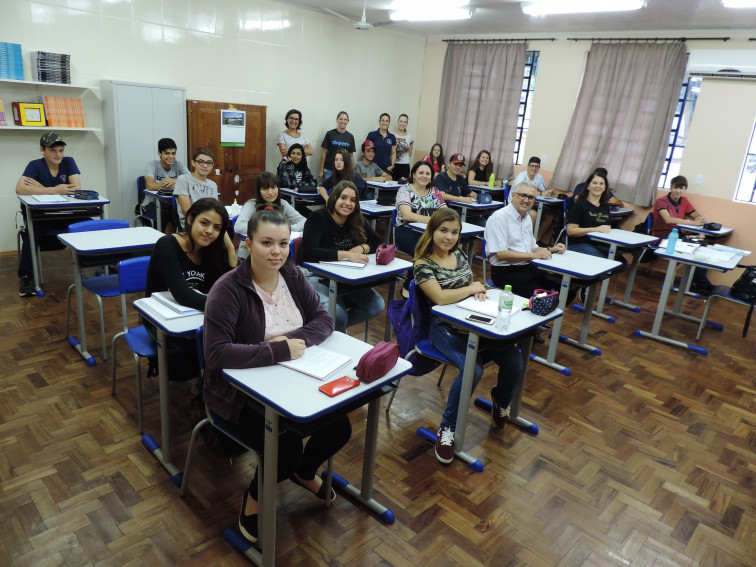 Novo mobiliário escolar é entregue na Escola Municipal Pejuçara