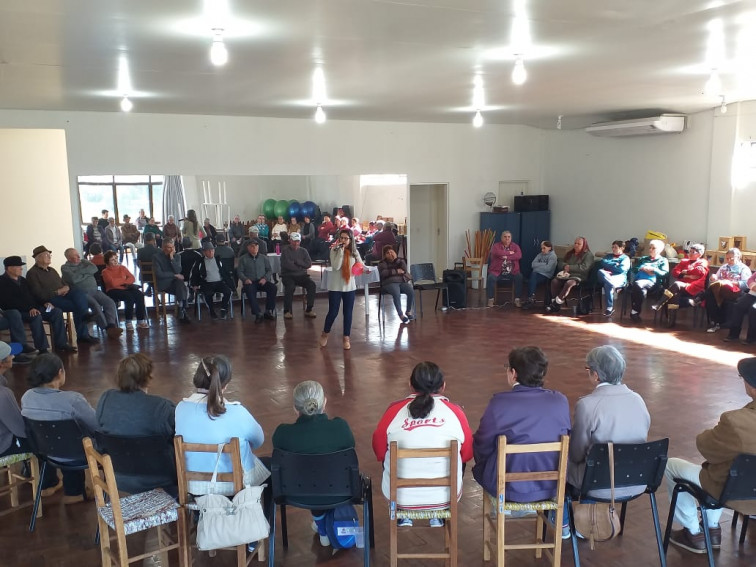 Atividade promove interação e troca de experiências entre idosos atendidos no CRAS