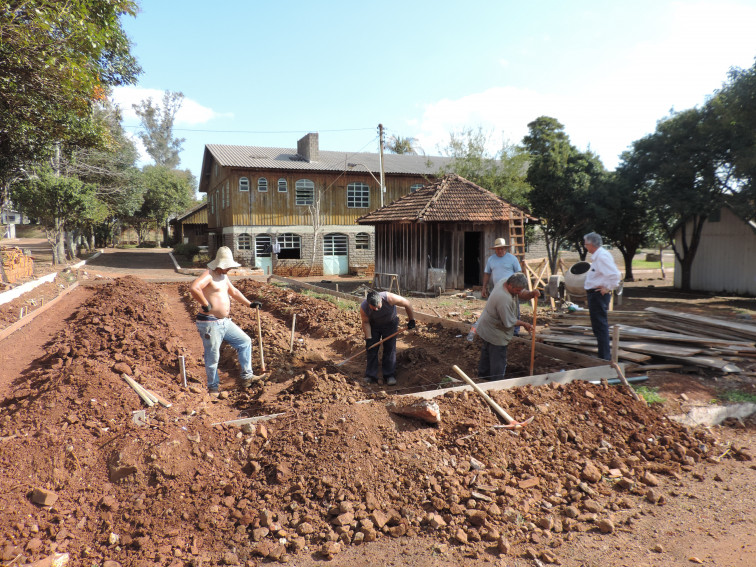 Prefeito visita obras da Quadra Colonial