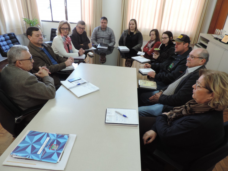 Prefeito anuncia pagamento de antecipação do 13º aos servidores