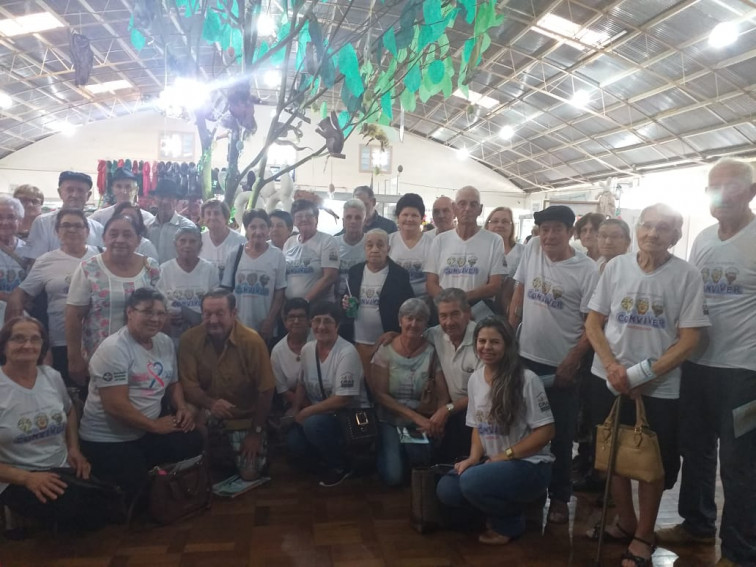 Grupo Conviver participa de viagem à Toca do Coelho em Tapera