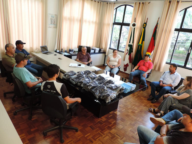 Motoristas do Transporte Escolar recebem kits para o trabalho diário