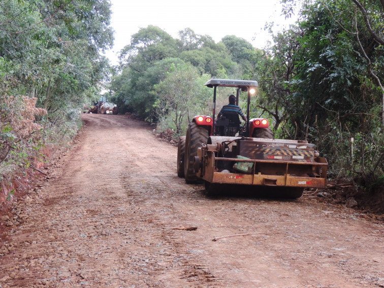 Administração promove melhorias na estrada que dá acesso a localidade de Olaria