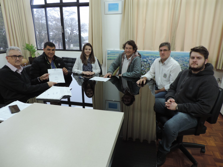 Prefeito assina ordem de serviço para obras no Ginásio Municipal