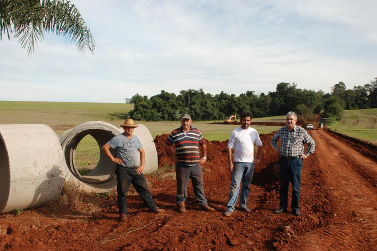Secretaria de Obras realiza manutenção na Linha Base 