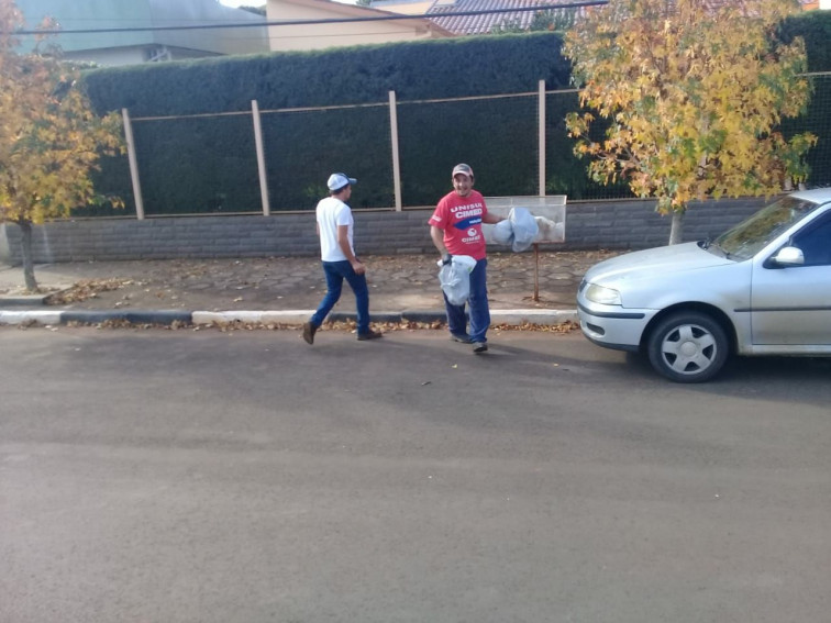 Servidores fazem mutirão para recolher lixo acumulado